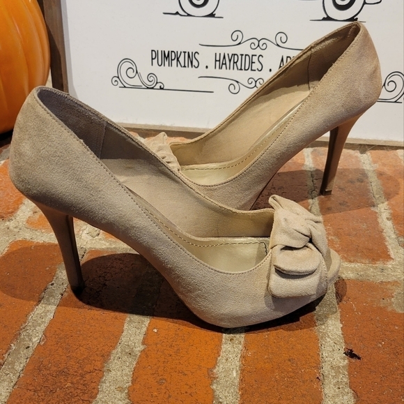 Fioni Tan Suede Peep Toe 4in Heel with Knotted Bow Accent Size 9 1/2 - Picture 5 of 8